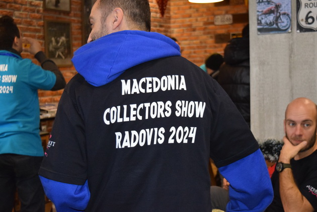 macedonia-collectors-show-na-edno-mesto-najgolemite-kolekcioneri-na-albumi-slikicki-karticki-binderi-avtogrami-06.JPG