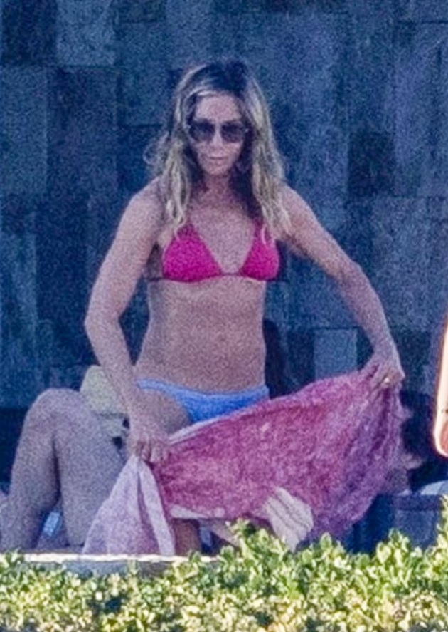 djenifer-aniston-fit-vo-bikini-na-55-rijana-vo-chuden-autfit-foto-dokazi-deka-i-dzvezdite-se-samo-obichni-lugje-02.jpg