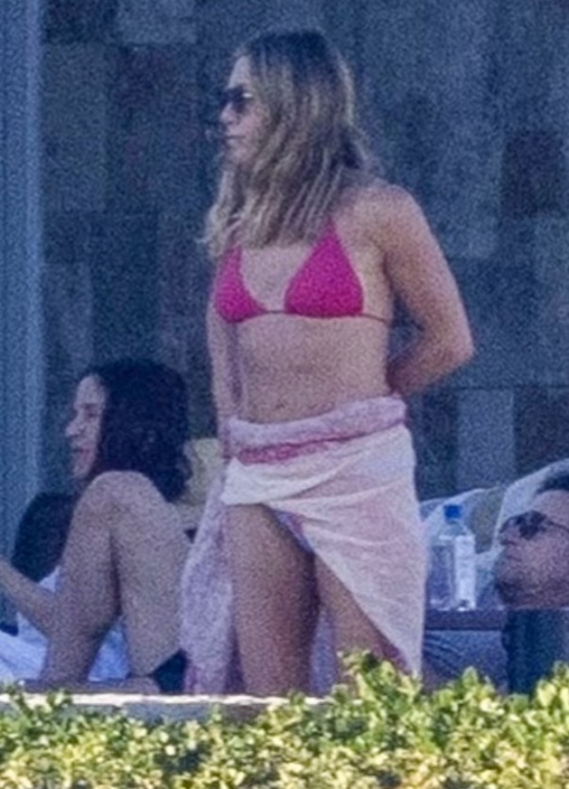 djenifer-aniston-fit-vo-bikini-na-55-rijana-vo-chuden-autfit-foto-dokazi-deka-i-dzvezdite-se-samo-obichni-lugje-03.jpg