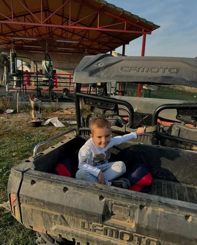 zhivotot-na-veljko-razhantovikj-i-bogdana-imaat-3-sina-glamurot-na-belgrad-go-zamenija-so-zhivot-na-selo-i-farma-07.jpg