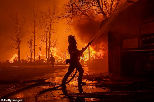 andzhelina-dzholi-i-noks-kupuvaat-hrana-del-od-slavnite-im-pomagaat-na-zhrtvite-vo-pozharite-vo-los-andzheles-foto-02.jpg