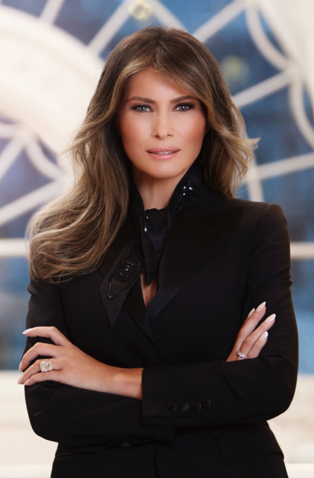 melanija-tramp-kritikuvana-za-oficijalniot-portret-kako-prva-dama-na-sad-kako-da-e-napravena-od-plastika009.JPG