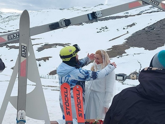 jelena-i-filip-se-venchaa-na-ski-staza-vo-mavrovo-10.jpg