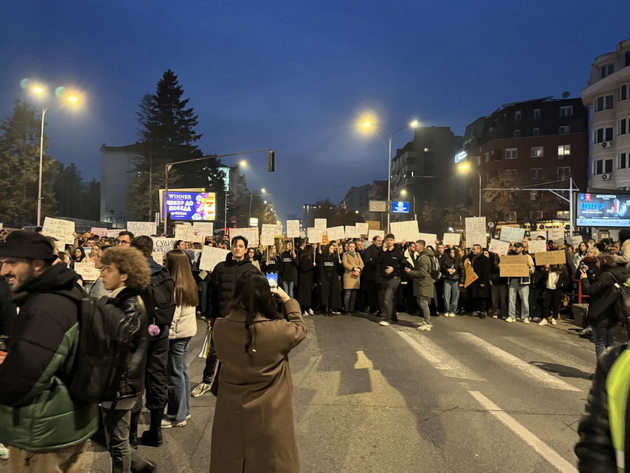 triminuten-molk-za-frosina-na-partizanska-tolpa-narod-izleze-na-deneshniot-protest-vo-potraga-po-pravda-04.jpg