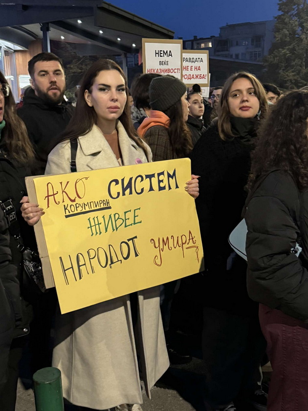 triminuten-molk-za-frosina-na-partizanska-tolpa-narod-izleze-na-deneshniot-protest-vo-potraga-po-pravda-06.jpg