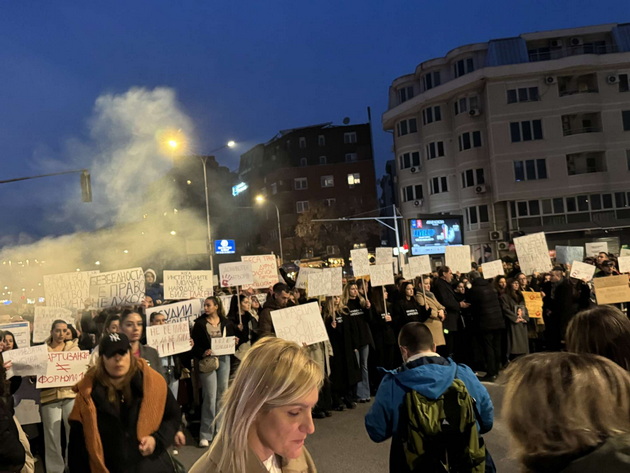 triminuten-molk-za-frosina-na-partizanska-tolpa-narod-izleze-na-deneshniot-protest-vo-potraga-po-pravda-07.jpg