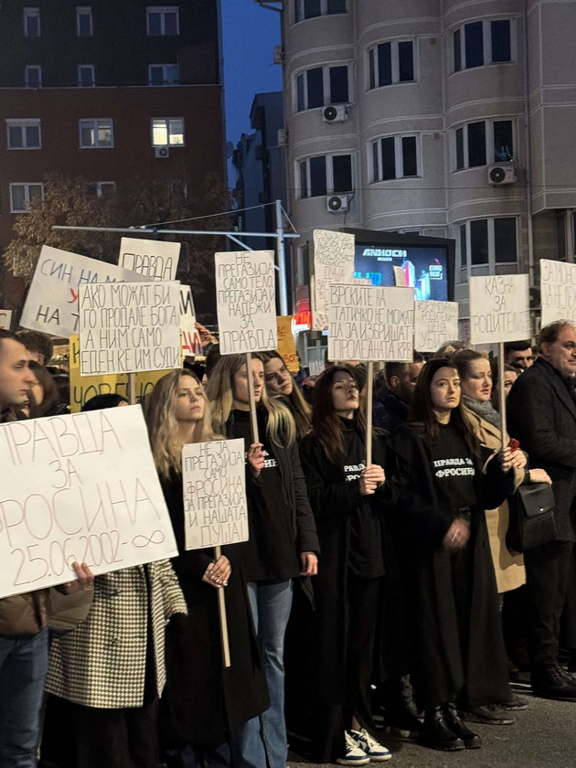 triminuten-molk-za-frosina-na-partizanska-tolpa-narod-izleze-na-deneshniot-protest-vo-potraga-po-pravda-08.jpg