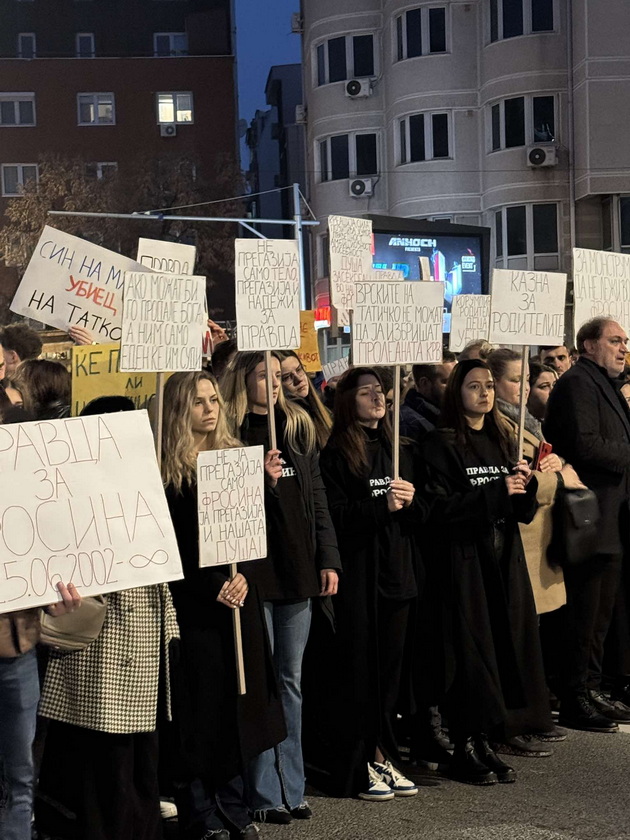 triminuten-molk-za-frosina-na-partizanska-tolpa-narod-izleze-na-deneshniot-protest-vo-potraga-po-pravda-09.jpg