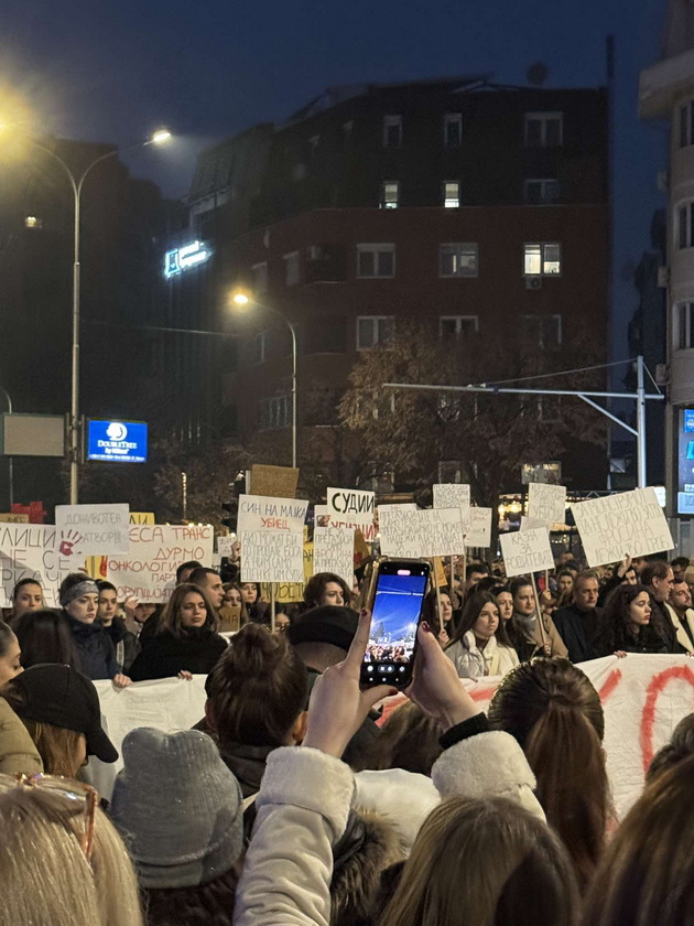 triminuten-molk-za-frosina-na-partizanska-tolpa-narod-izleze-na-deneshniot-protest-vo-potraga-po-pravda-14.jpg