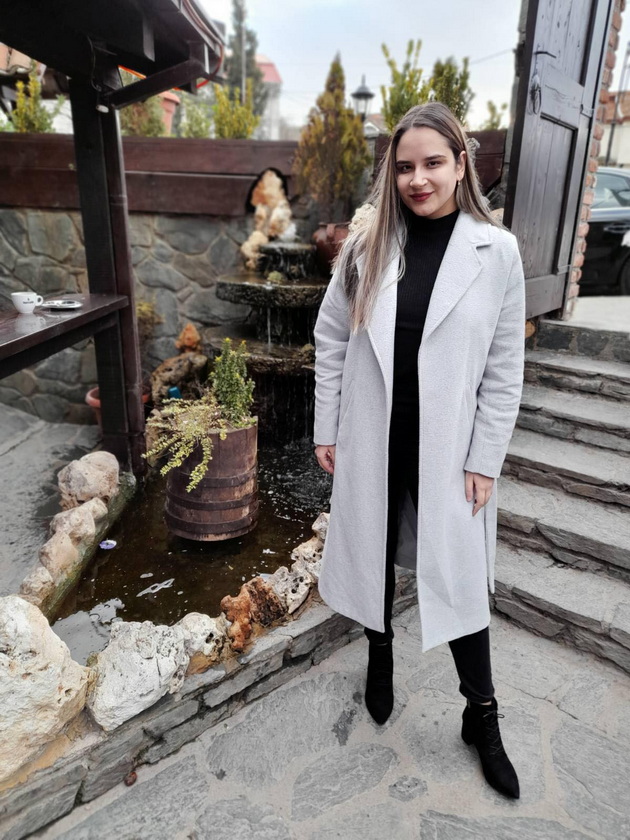 andrijana-serafimovska-27-na-12-godini-se-izboriv-so-rak-na-koski-osteosarkoma-a-sega-pomagam-na-zaboleni-dechinja05.jpg