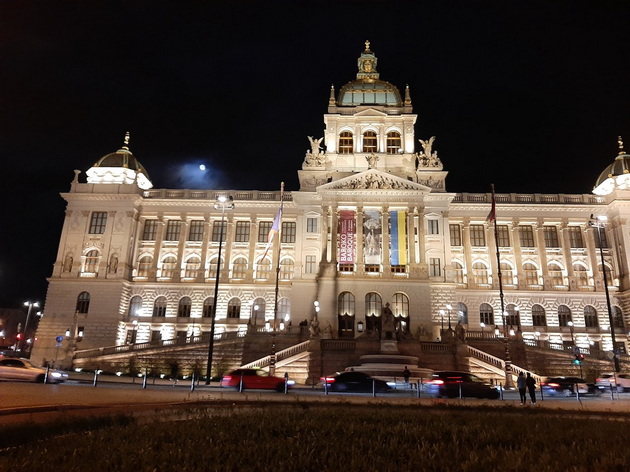 marijana-zhivee-vo-praga-cheshkite-parovi-strasno-se-baknuvaat-srede-ulica-si-naogjam-majstori-preku-makedonci-vo-cheshka-03.jpg