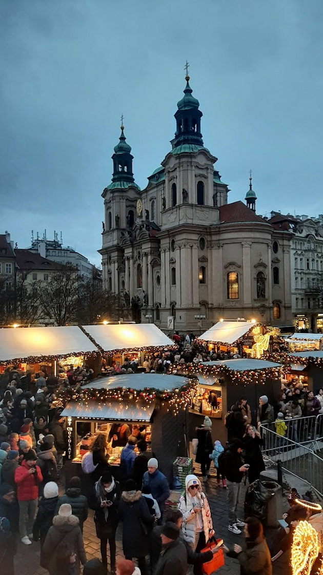 marijana-zhivee-vo-praga-cheshkite-parovi-strasno-se-baknuvaat-srede-ulica-si-naogjam-majstori-preku-makedonci-vo-cheshka-04.jpg