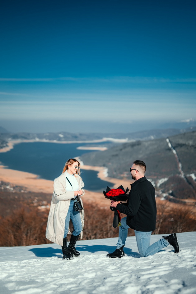 romantichno-zaprosuvanje-vo-mavrovo-31-roza-i-prsten-za-influenserkata-stefanija-krzheska-10_copy.jpg