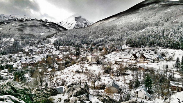 vo-vikendichka-na-idje-na-jablanica-vnatre-dominira-kaminot-vo-dvorot-sadam-indiski-palmi-23.jpg