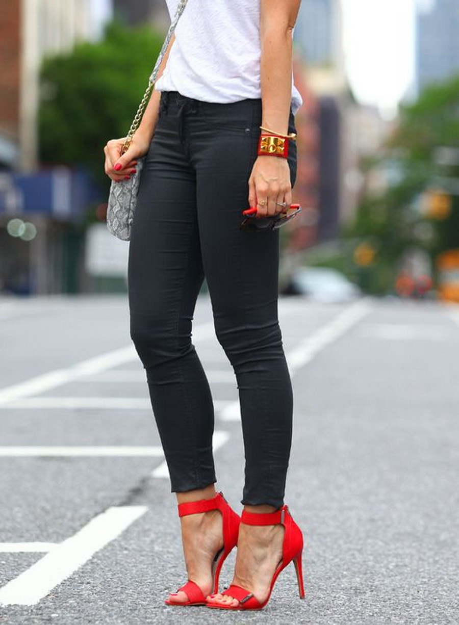 Черные брюки и красные туфли