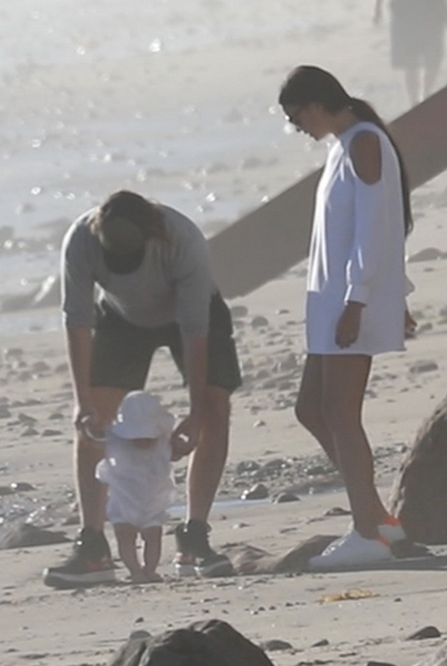 Брэдли Купер с дочкой на пляже