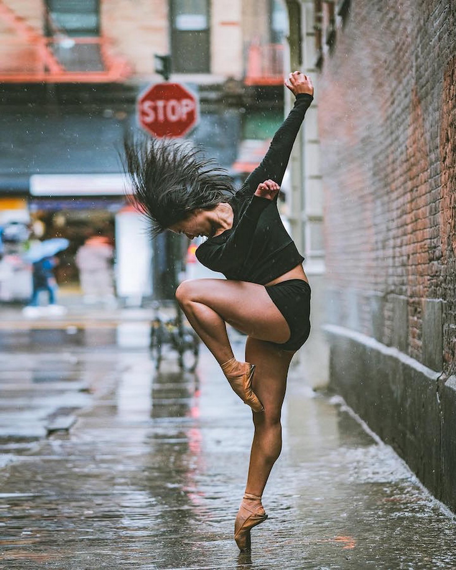 Балерина танцует на улице