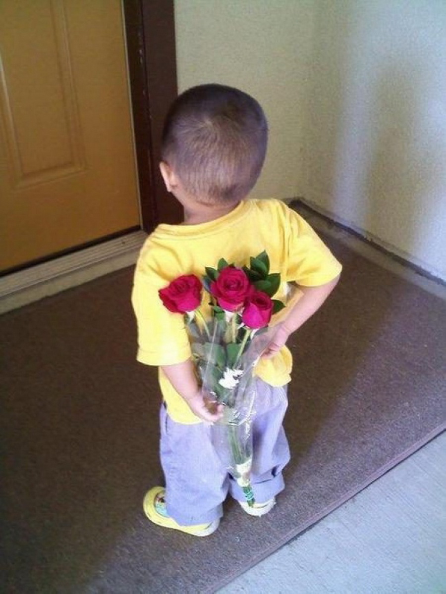 Мальчик с цветочком